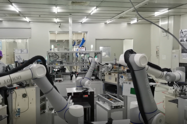 Automatize sua linha de produção com robô de carga e descarga.